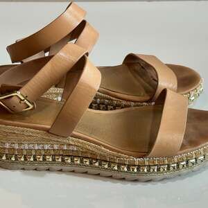 Gianni Bini Keegan Buckle Detail Platform Sandals Studs Women’s 9M